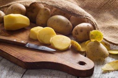 Eski ahşap masa taze patates