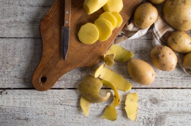 Eski ahşap masa taze patates