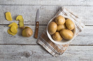 Eski ahşap masa taze patates