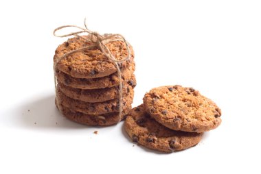 Beyaz arkaplanda izole edilmiş çikolatalı kurabiye