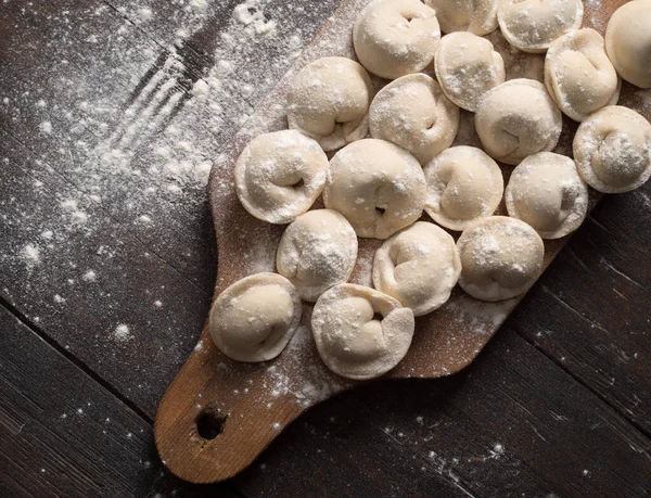 Pierogi w mące na stole — Zdjęcie stockowe