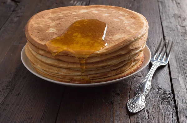 Pannenkoeken op een houten tafel — Stockfoto