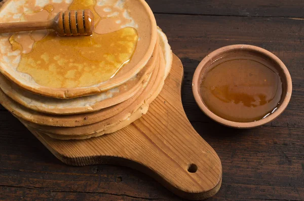 Panquecas em uma mesa de madeira — Fotografia de Stock