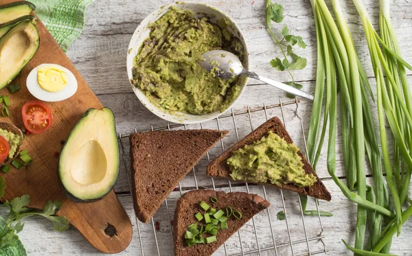 Avocado-Toast auf Roggenbrot — Stockfoto