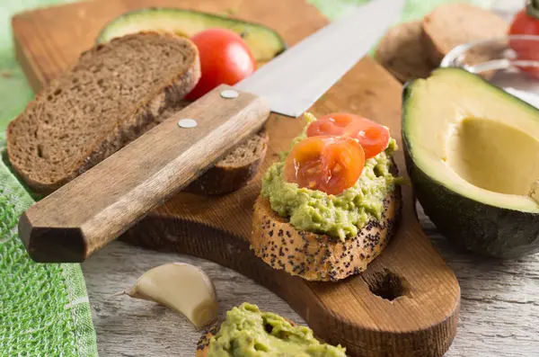 Avocado-Toast auf Roggenbrot — Stockfoto