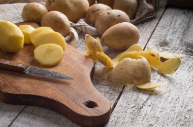 Eski ahşap masa taze patates