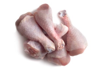 Beyaz arka planda çiğ tavuk bacağı