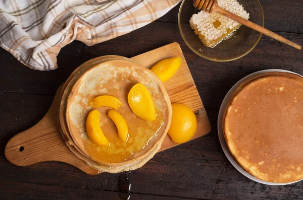 Pancakes su un tavolo di legno — Foto Stock