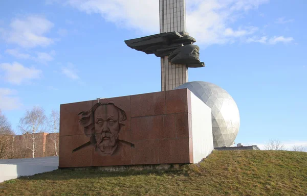 Hög Relief Med Bilden Yuri Gagarin Den Första Kosmonauten Världen — Stockfoto