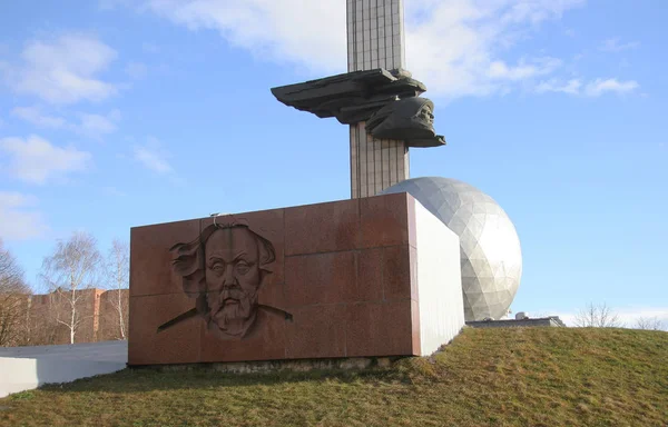 与尤里 加加林的形象相比 高度欣慰 加加林是世界上第一位宇航员 齐奥尔科夫斯基也是 卡卢加600Th 纪念碑俄罗斯 免版税图库图片