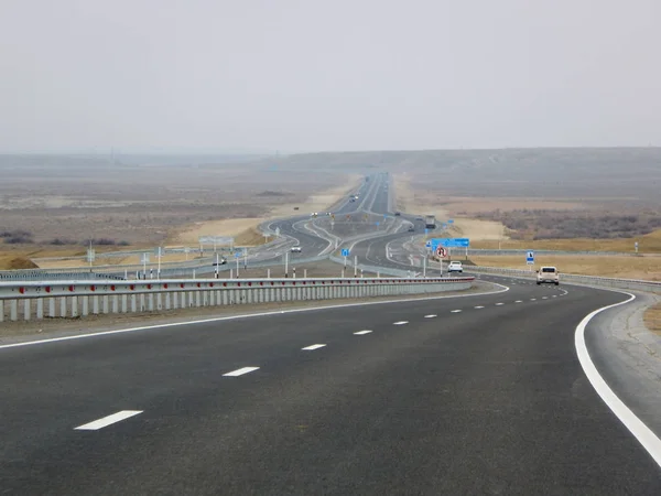 高速道路上のトラフィック キャビティ カラギエ マンギスタウ山地地域 カザフスタン — ストック写真