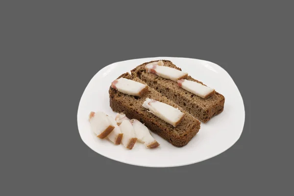 黑麦面包和脂肪切片 在灰色背景上隔离 — 图库照片