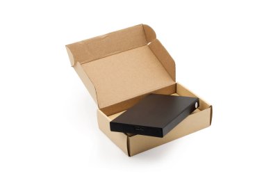 Dış sabit sürücü bilgisayarın bir karton kutu içinde. Beyaz arka plan üzerinde izole.