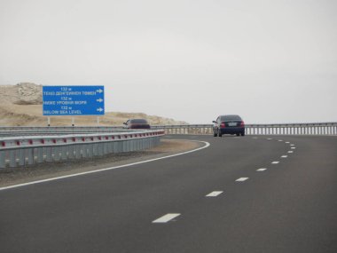 Araba yolda. Mangistau bölge. Kazakistan.