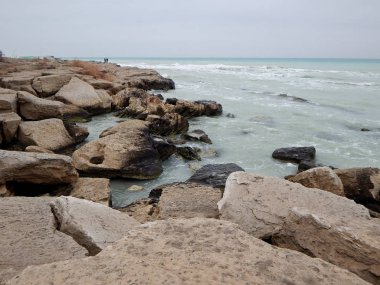 Hazar Denizi kıyısında kayalık. Mangistau bölge. Kazakistan.