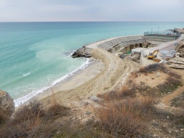 Deniz bir baraj inşaatı. Aktau şehir. Kazakistan.