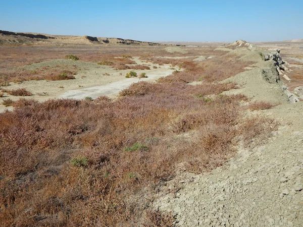 Uranyum çukur. Terk edilmiş uranyum ocağı. Mangistau bölge. Kazakistan.