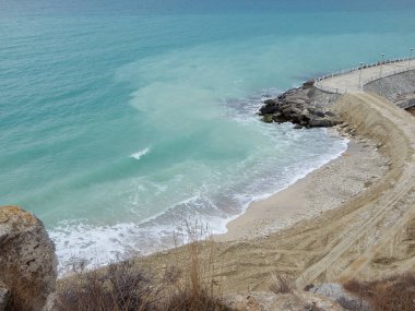 Deniz bir baraj inşaatı. Aktau şehir. Kazakistan.