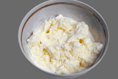 Ev yapımı dondurma bir kase. Gri bir arka plan üzerinde izole.