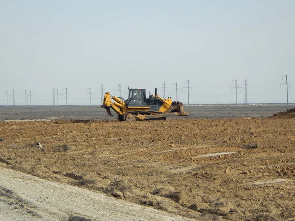 在沙漠中的推土机 铺设一条新路 哈萨克斯坦 — 图库照片