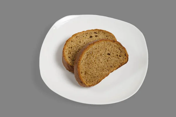 Кусочки Хлеба Белой Тарелке Изолированный Сером Фоне — стоковое фото