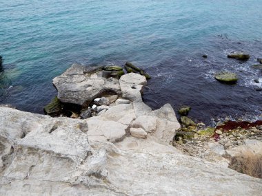 Hazar Denizi kıyısında kayalık. Yukarıdan görüntülemek.