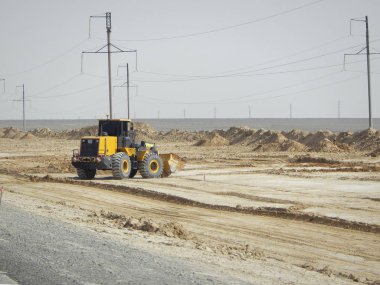 Yolu raspa bozkır içinde. Çölde yeni bir yol döşeme.