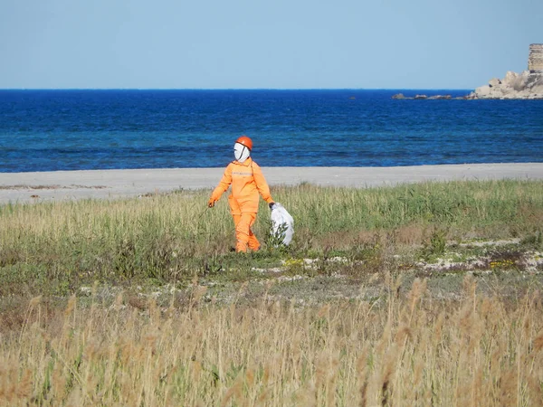 Worker Orange Overalls Cleaning Beach Kazakhstan Aktau — Stock Photo, Image