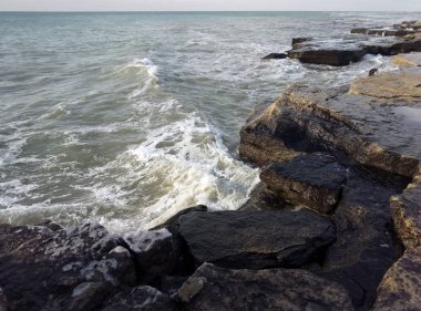 Hazar Denizi kayalık sahil.