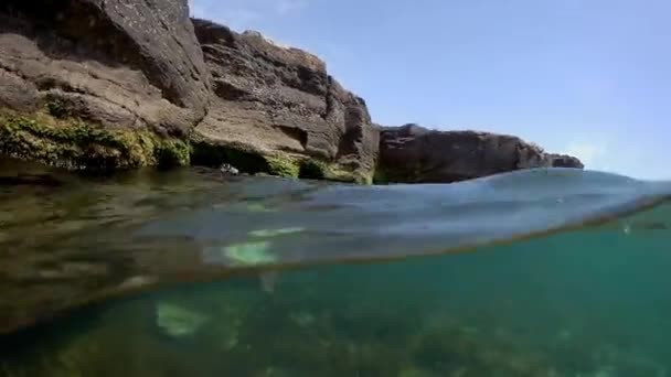 カスピ海の岩の海岸下と水の上 — ストック動画