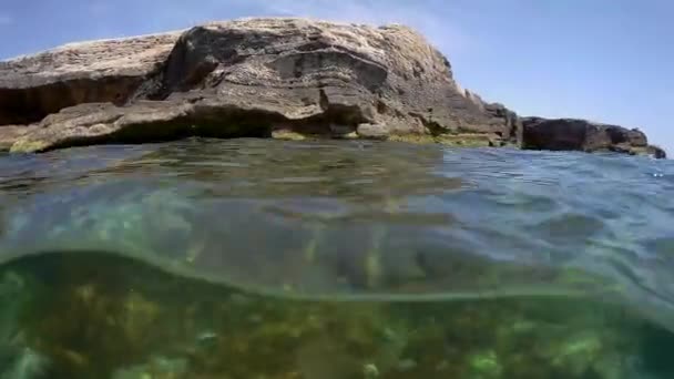 Βραχώδης Ακτή Της Κασπίας Θάλασσας Κάτω Και Πάνω Από Νερό — Αρχείο Βίντεο