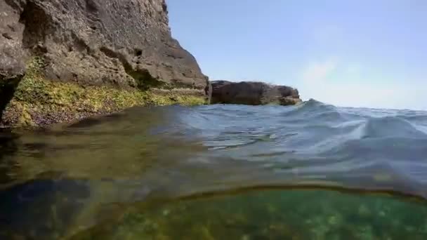 Den Klippiga Stranden Kaspiska Havet Och Ovanför Vattnet — Stockvideo
