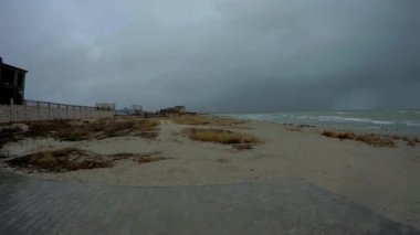 Hazar Denizi'nin kumlu sahili. Denize giden yol. Aktau. Kazakistan.