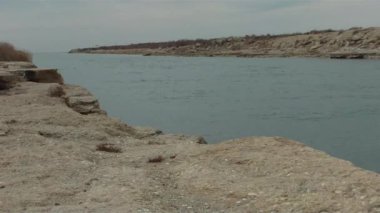 Deniz suyunun tuzdan arındırılması için su girişi kanalı. Kazakistan. Mangistau bölgesi. Aktau.