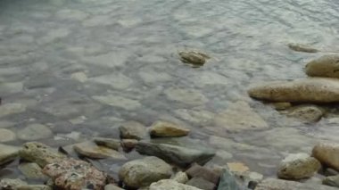 Hazar Denizi'nin kayalık kıyısı. Mangistau mı? Kazakistan.