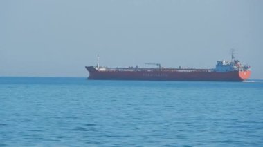 Tanker Aktau limanına girer. Kazakistan.