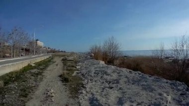 Hazar Denizi'nin kayalık kıyısı boyunca yürüyün. Aktau. Kazakistan.