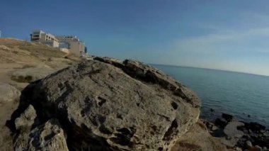 Hazar Denizi'nin kayalık kıyısı boyunca yürüyün. Aktau. Kazakistan.