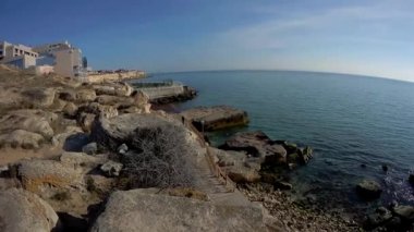 Hazar Denizi'nin kayalık kıyısı boyunca yürüyün. Aktau. Kazakistan.