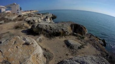 Hazar Denizi'nin kayalık kıyısı boyunca yürüyün. Aktau. Kazakistan.