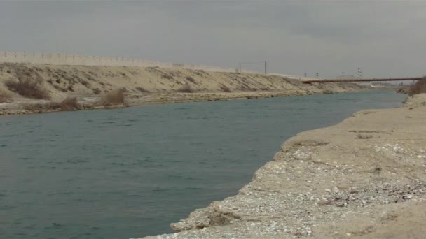 Watertoevoerkanaal Voor Ontzilting Van Zeewater Kazachstan Mangistau Regio Koeweit — Stockvideo