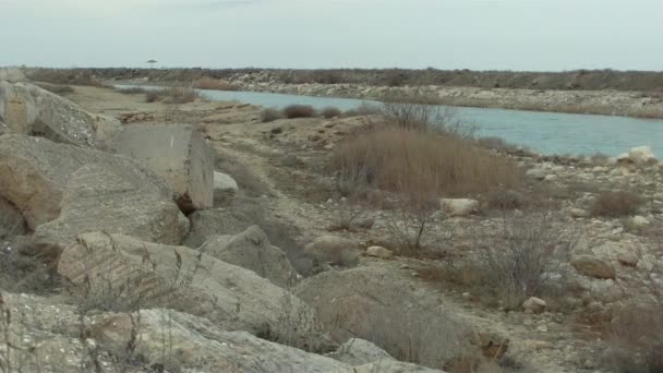 海水淡化的进水渠道 哈萨克斯坦 曼吉斯图地区 Aktau — 图库视频影像