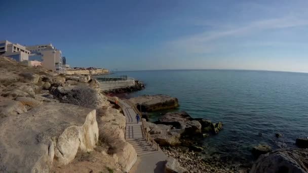 Promenade le long de la côte rocheuse de la mer Caspienne. Aktau. Kazakhstan .