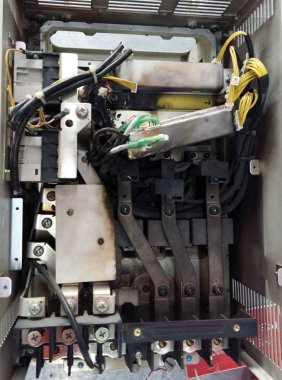 Yanmış elektrikli ekipmanlar.
