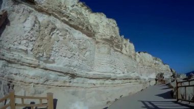 Hazar Denizi 'nin Aktau. Sahili 'nde kayalar boyunca yeni iz. Kazakistan.