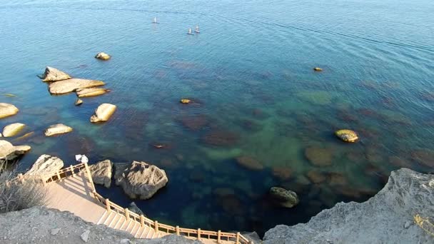 Orilla Rocosa Del Mar Caspio Sendero Pie Por Los Acantilados — Vídeo de stock