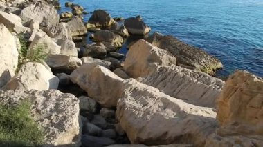 Hazar Denizi 'nin kayalık kıyısı. Aktau. Kazakistan.