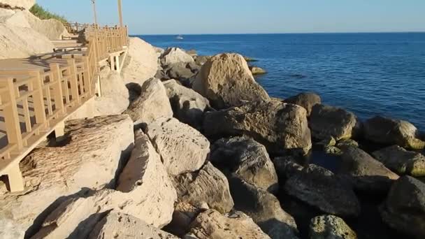 Orilla Rocosa Del Mar Caspio Sendero Pie Por Los Acantilados — Vídeos de Stock