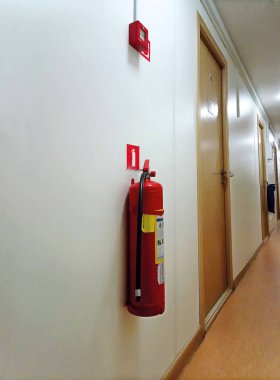 Koridorda yangın söndürücü.