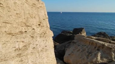 Hazar Denizi 'nin kayalık kıyısı. Aktau. Kazakistan.